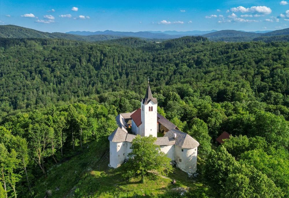 Tabor nad Cerovim. Kamniti varuh dežele skrbno bdi nad pokrajino. Foto Matic Mislej