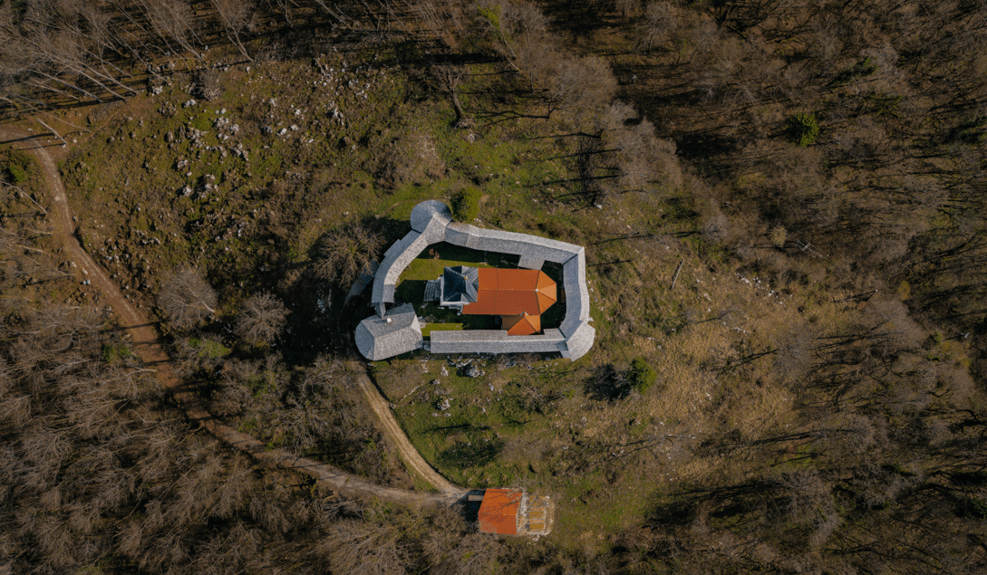 Tabor nad Cerovim od zgoraj. Obzidje s tremi obrambnimi (pol) stolpi. Foto Peter Zakrajšek